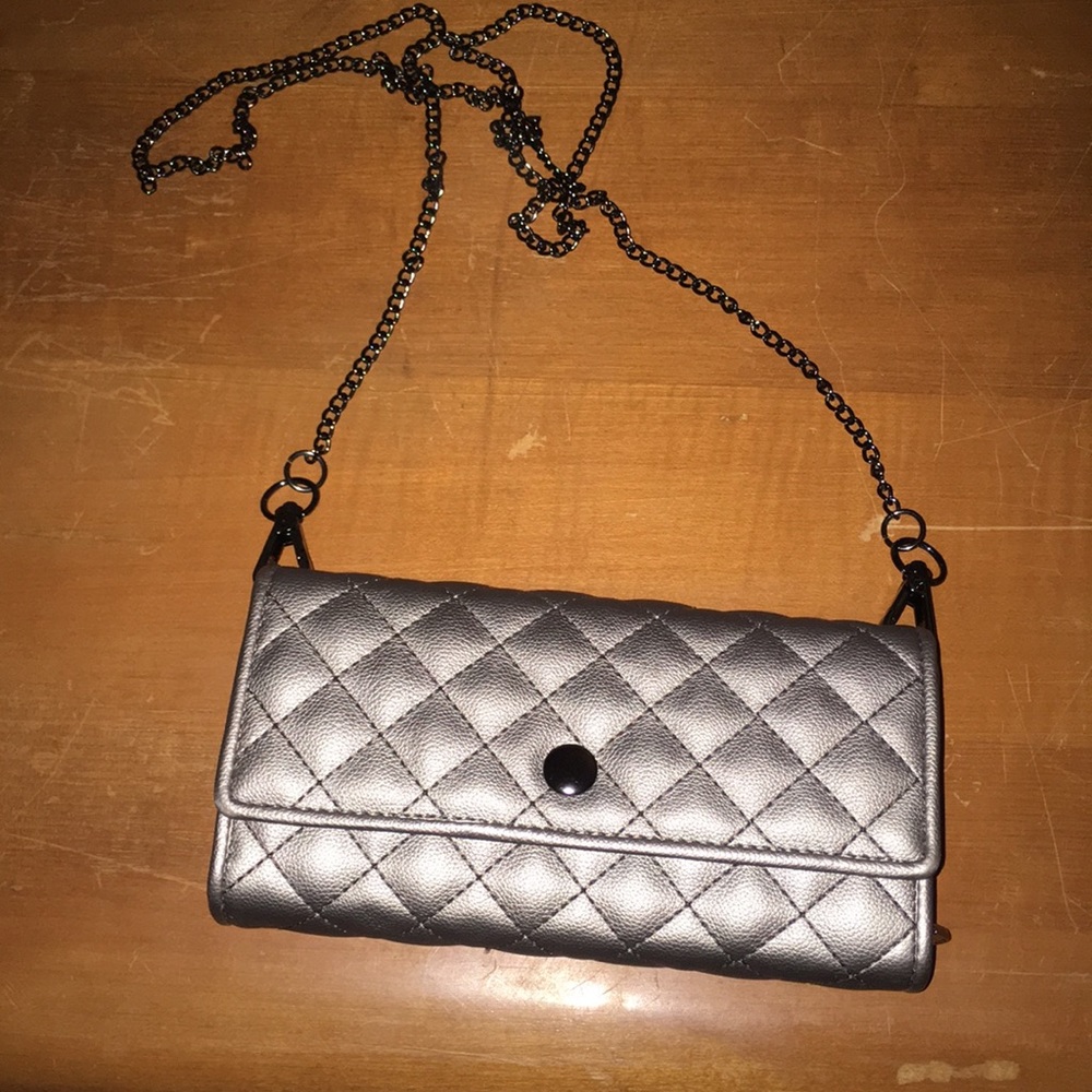Wallet with arm chain